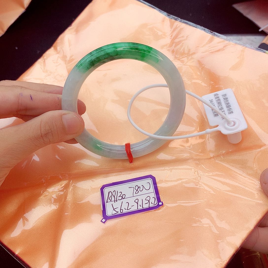 翡翠手镯未镶嵌翡翠