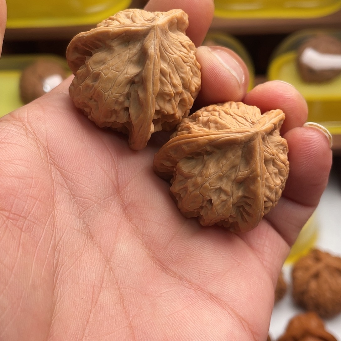 文玩核桃吊坠糖三角