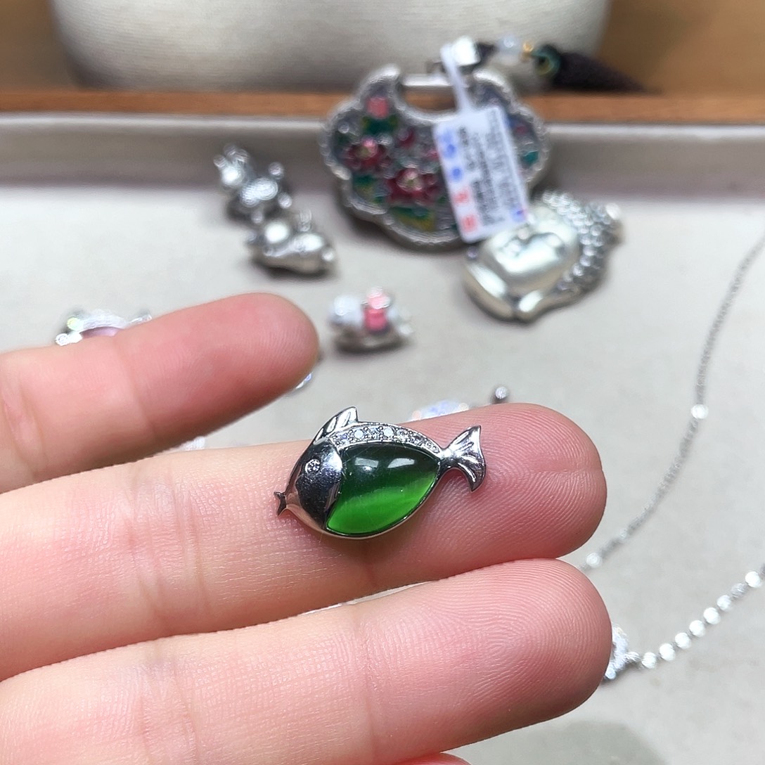 肆***月坠链均925银锆石绿色鱼