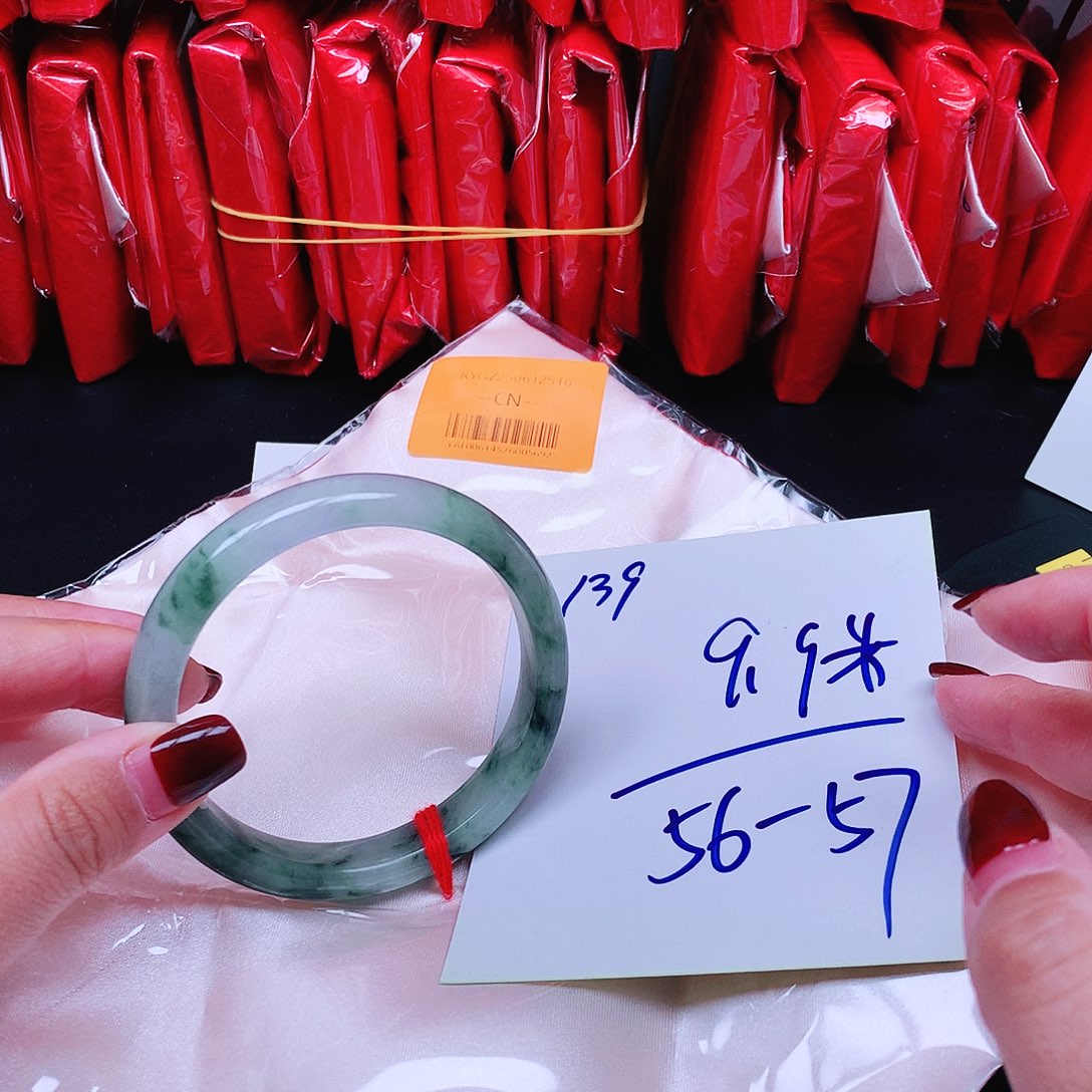 简***约翡翠未镶嵌手镯139。    