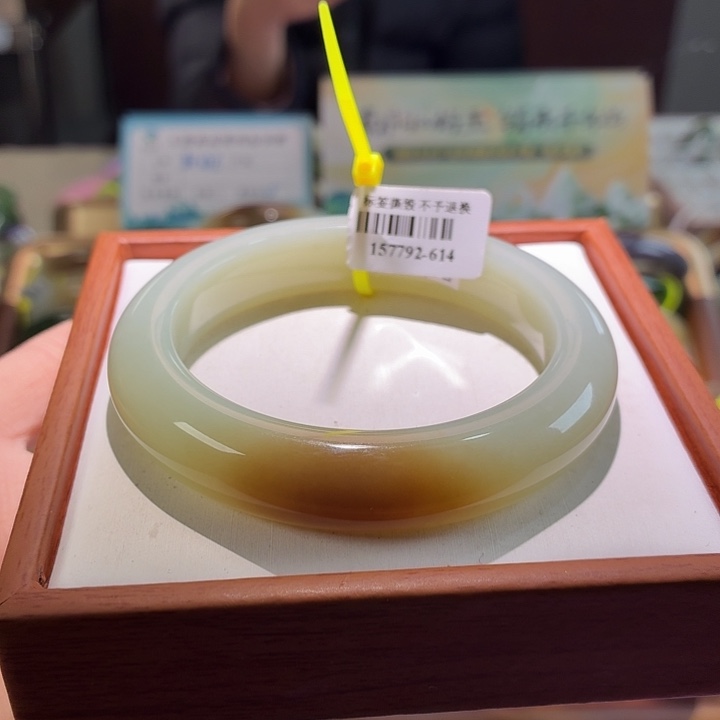 和田玉未镶嵌手镯33。青白带糖。56/57