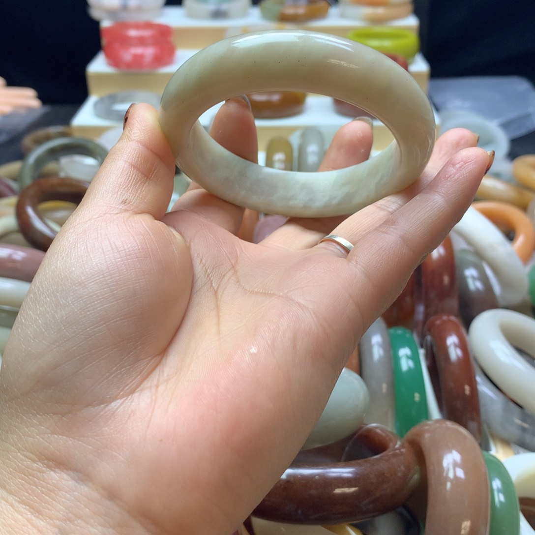 石英质玉手镯未镶嵌