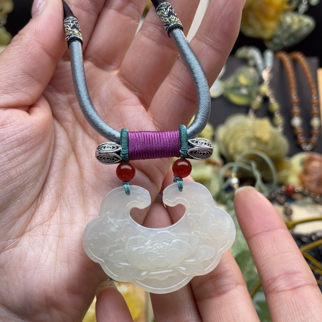 蛇纹石玉颈饰未镶嵌