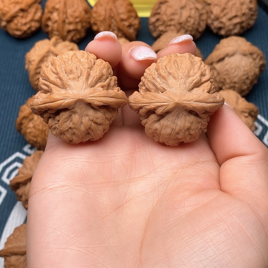 文玩核桃吊坠莲花