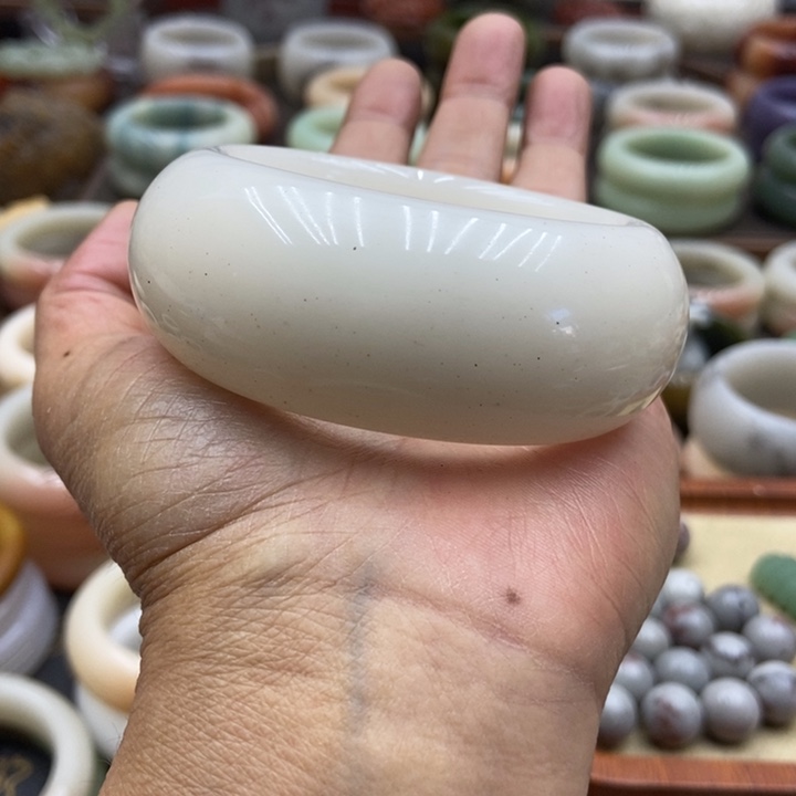 石英岩玉未镶嵌手镯奶白轮胎