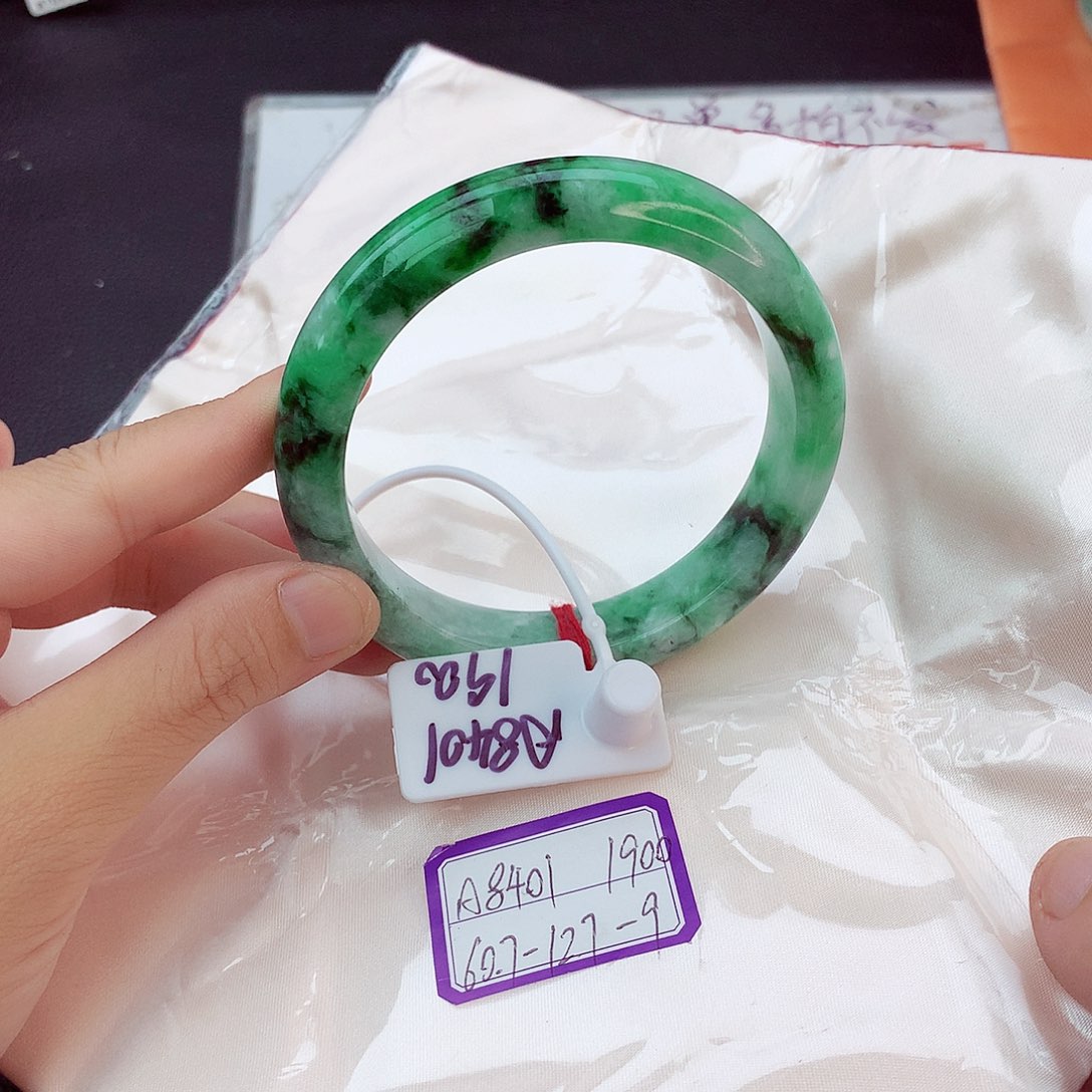 翡翠手镯未镶嵌翡翠