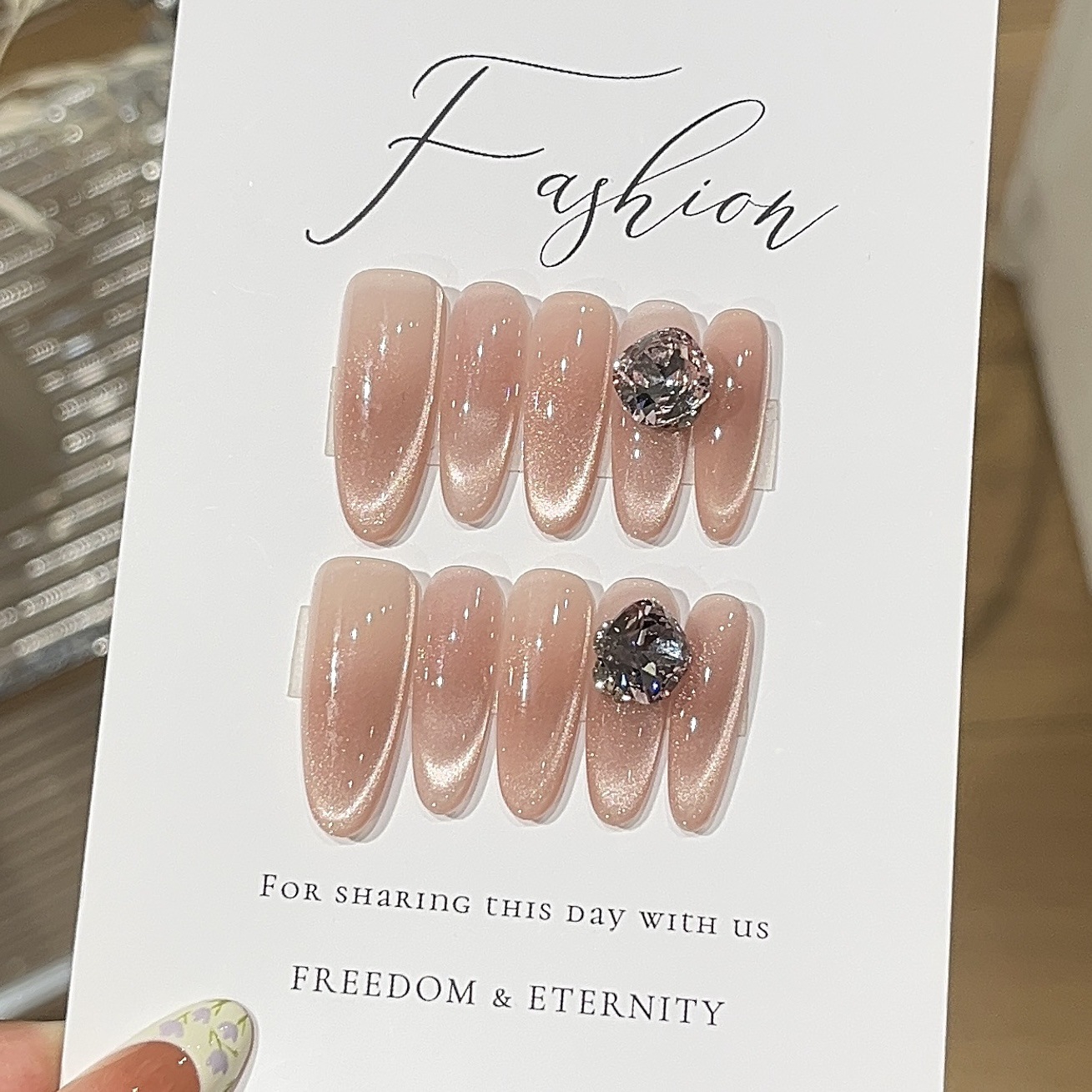 【嘟嘟泡】中长款纯欲风爆闪蜜桃粉侧光猫眼精品K9粉钻显白穿戴甲