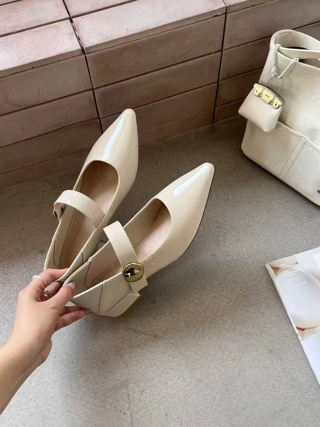 027漆皮粗跟尖头法式玛丽珍女鞋（微瑕无售后）