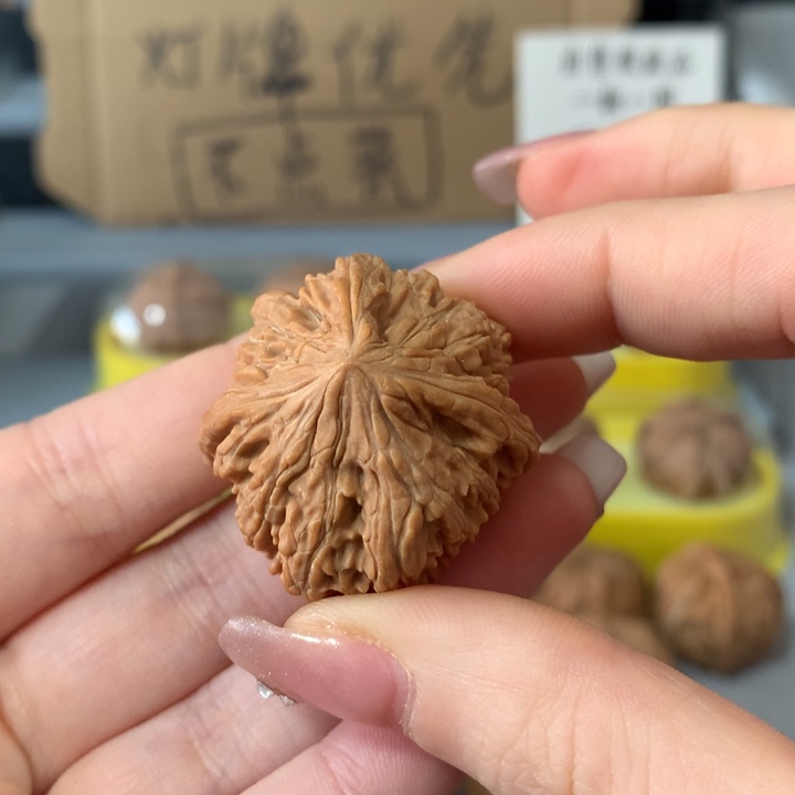 鸿***文玩核桃吊坠异形单只，有瑕疵