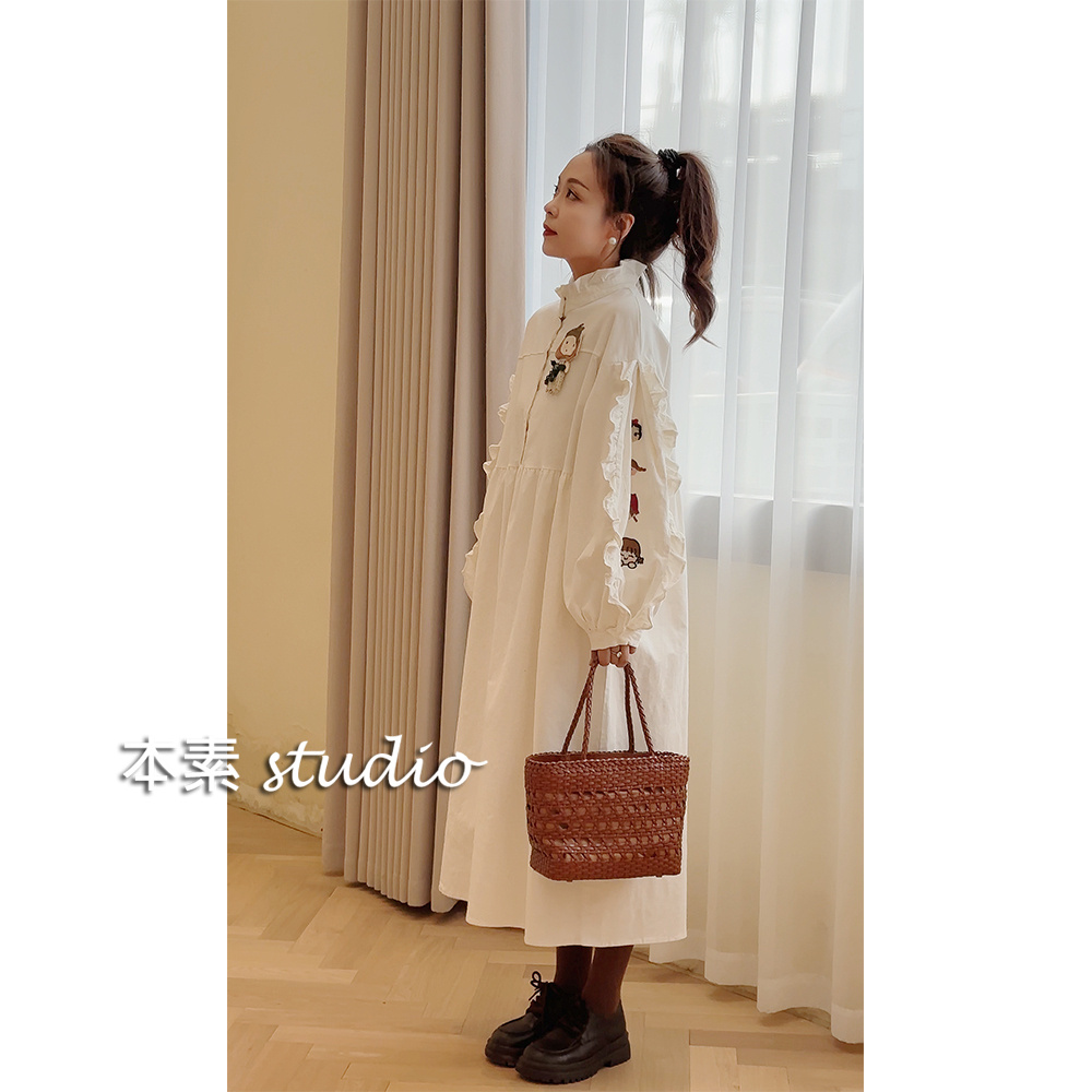 白雪公主M8805灯芯绒刺绣半开扣木耳边立领连衣裙