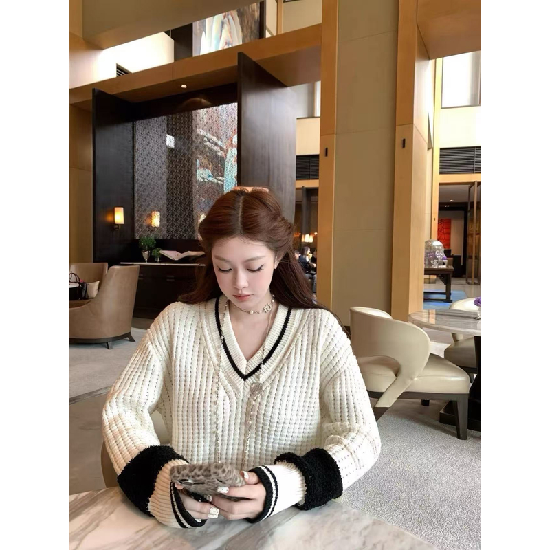 【CC】香家新款V领针织套头衫