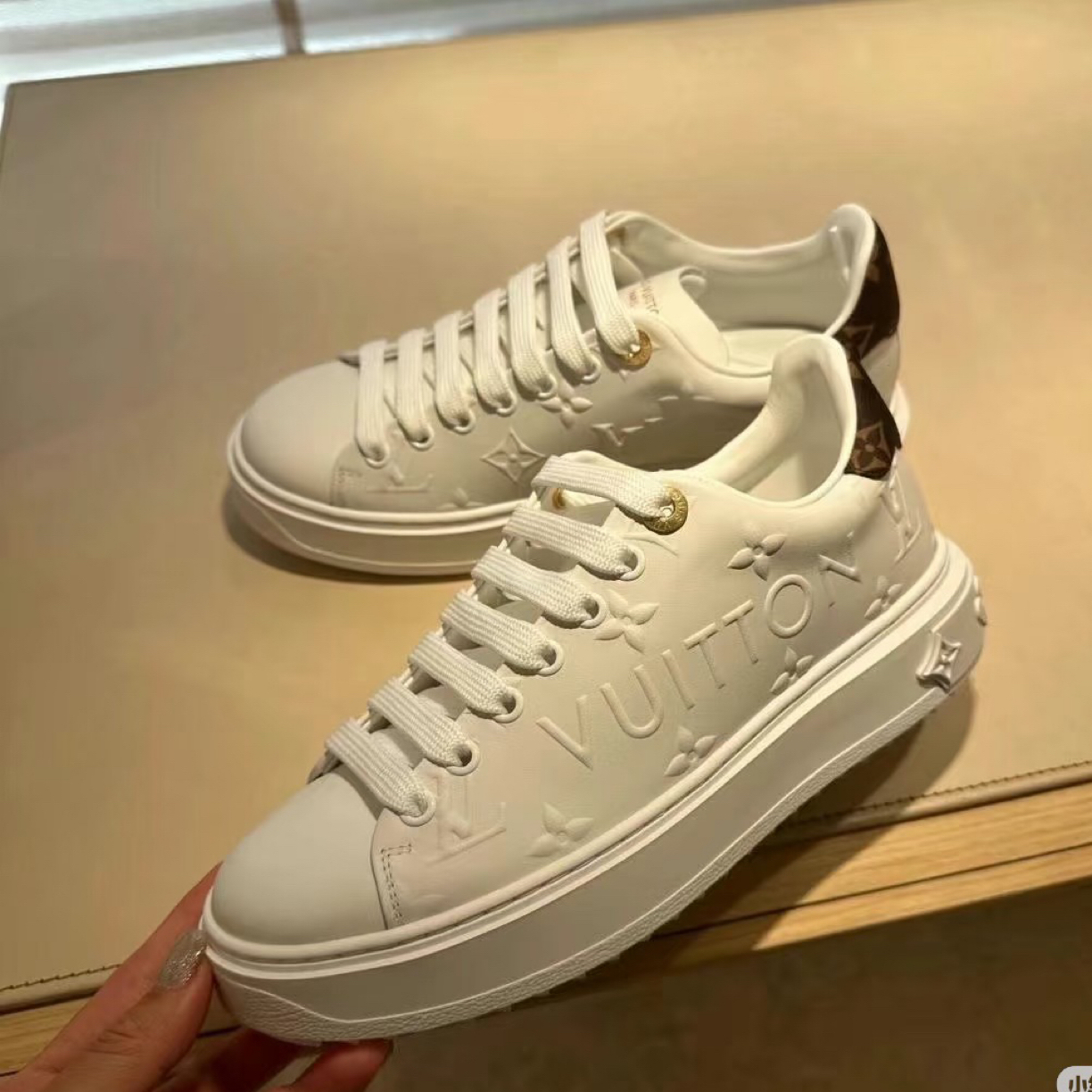 99新 LouisVuitton/路易威登 款式：路易威登 浮雕 板鞋 37码 5203