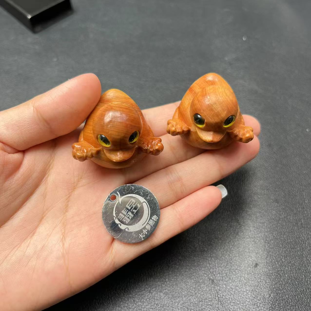 36588T02-3B22-崖柏小黄鸭把件/约31*36*35-多样性/发一件