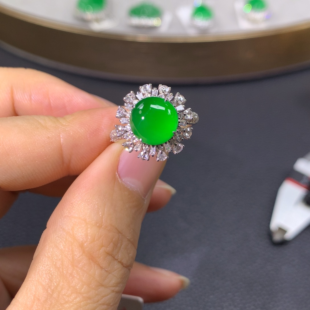 翡翠戒指18K金镶嵌翡翠