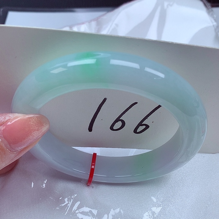 翡翠手镯未镶嵌翡翠