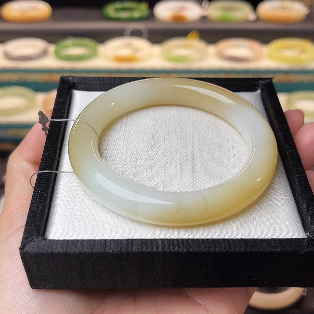 和田玉手镯未镶嵌  太妃糖