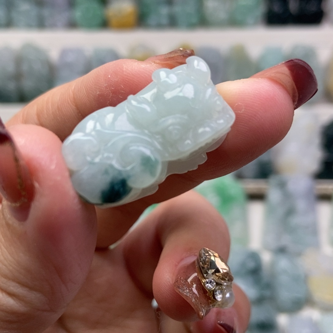 翡翠吊坠(赠链)未镶嵌