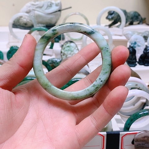未镶嵌独山玉手镯