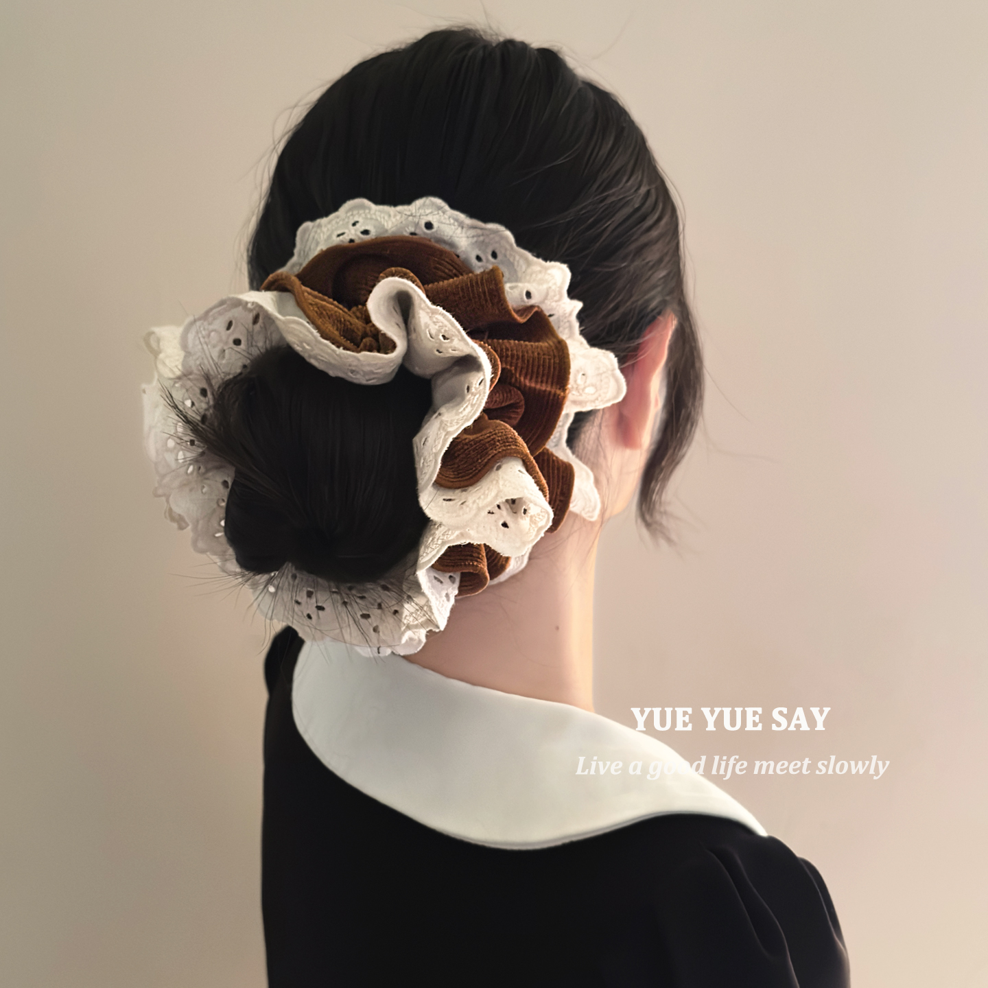 “焦糖可颂”秋冬复古灯芯绒拼色蕾丝花边大发圈高级感丸子头发绳
