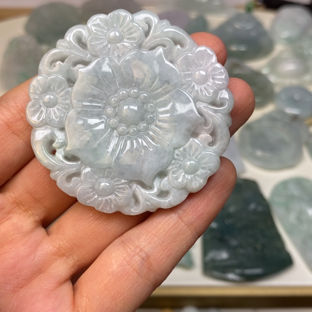翡翠颈饰未镶嵌花