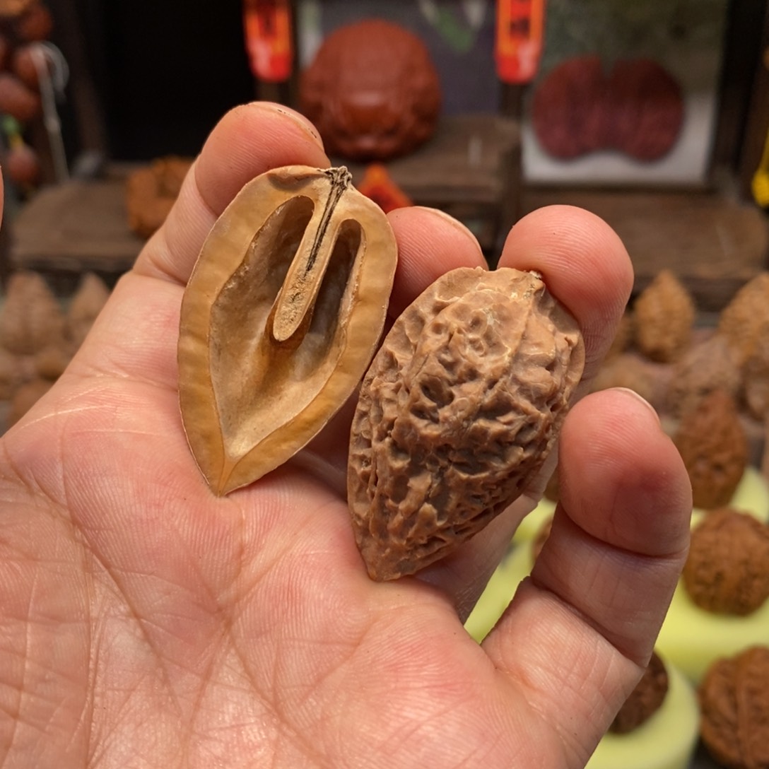 文玩核桃把件绣花鞋
