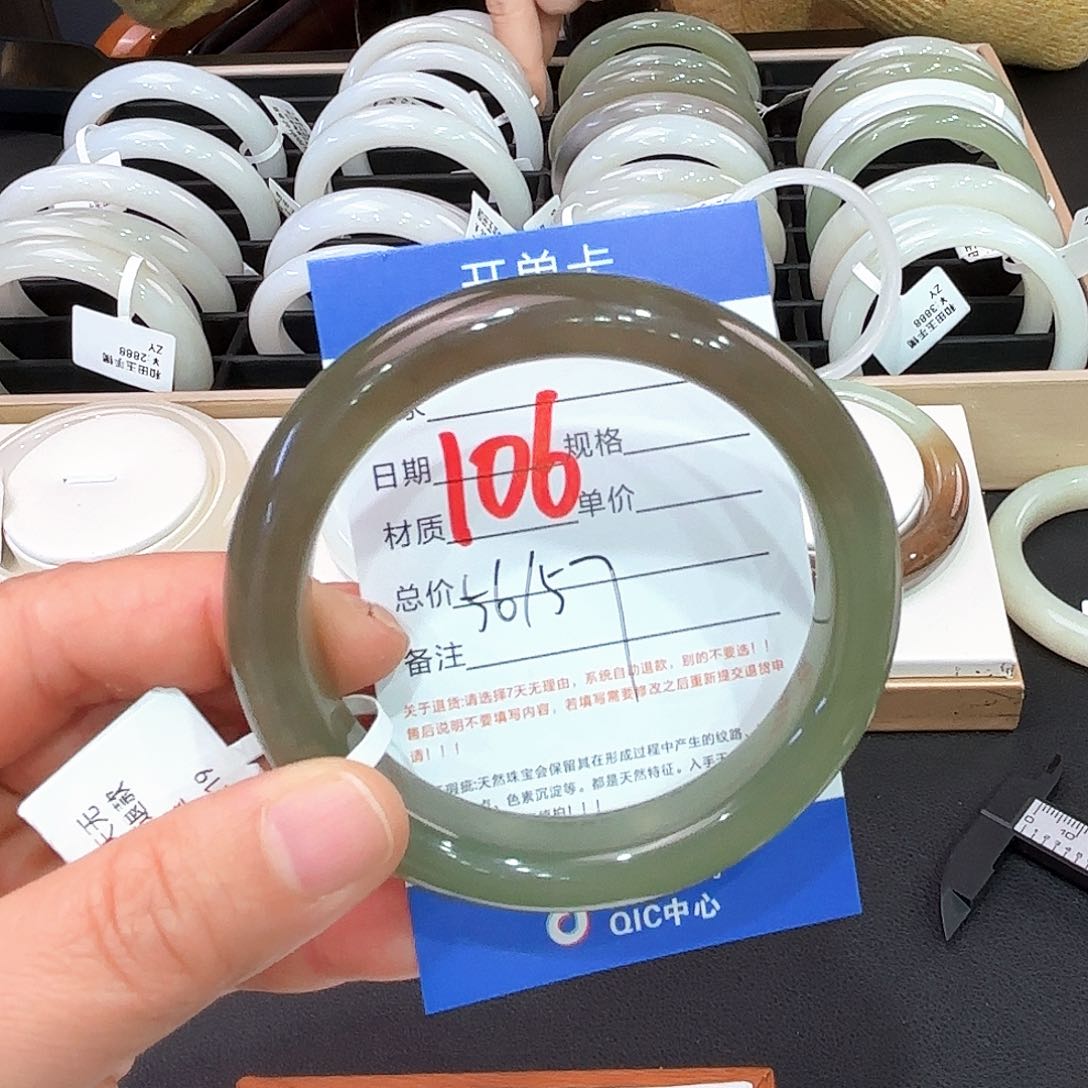 和田玉手镯未镶嵌