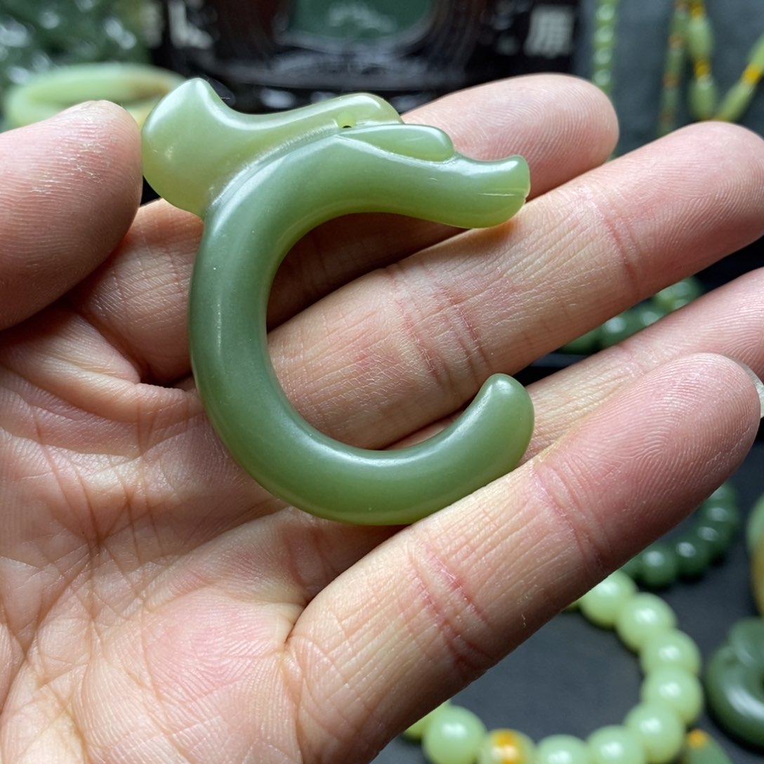 岫岩老玉（透闪石质玉）颈饰未镶嵌