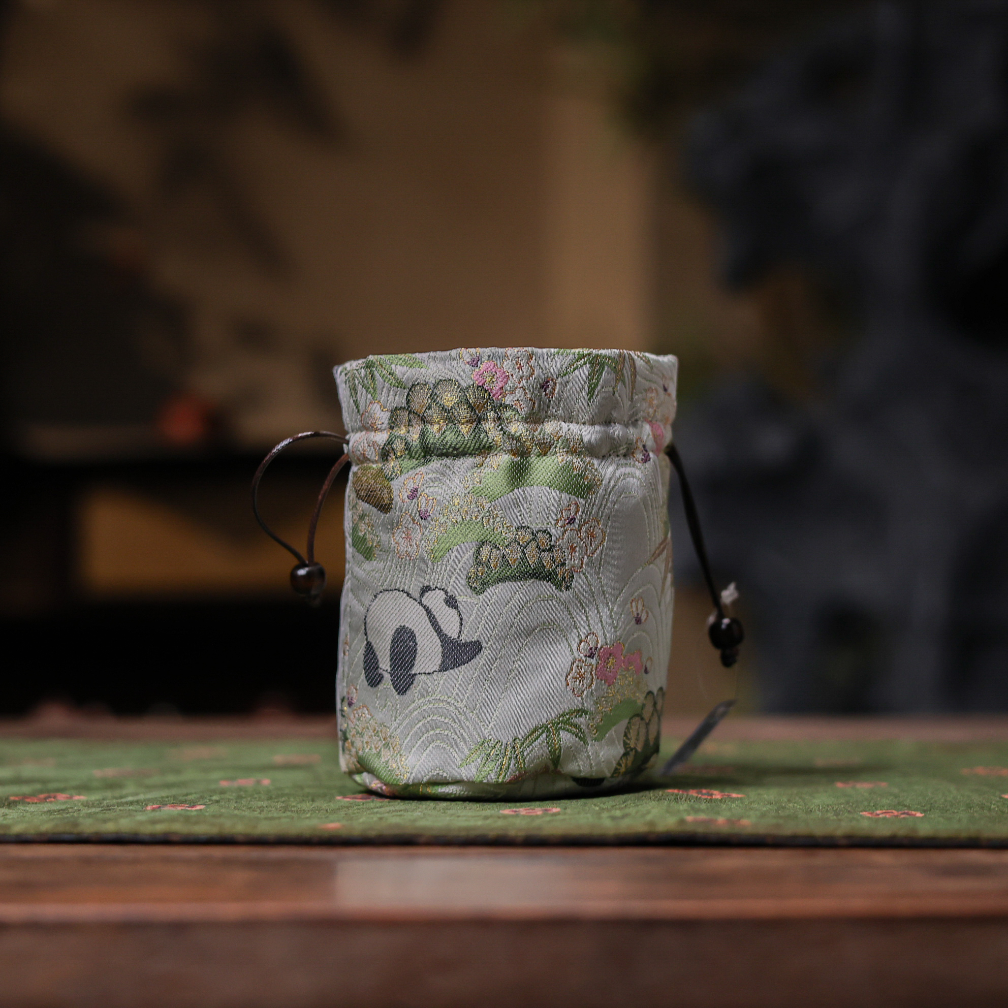 阿茶 【熊有成竹】织锦皮绳圆口单杯袋（慢蓝S1627）