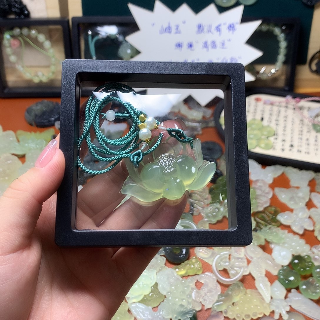 蛇纹石玉颈饰合金尔*