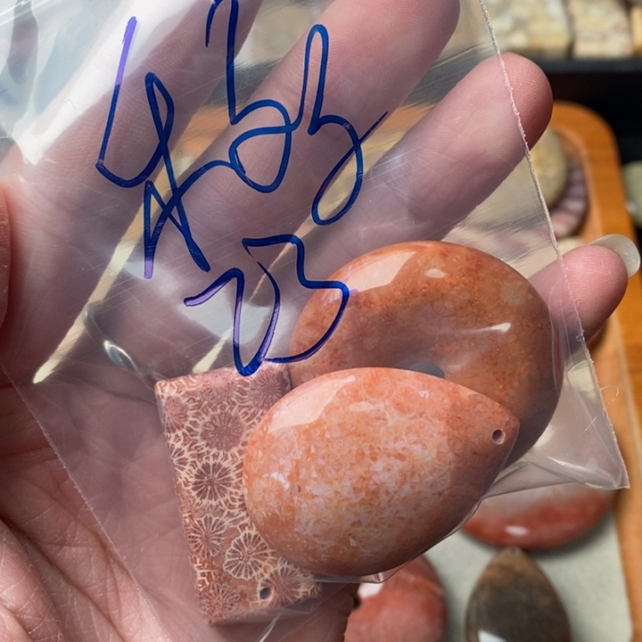 硅化玉颈饰足金镶嵌?**。