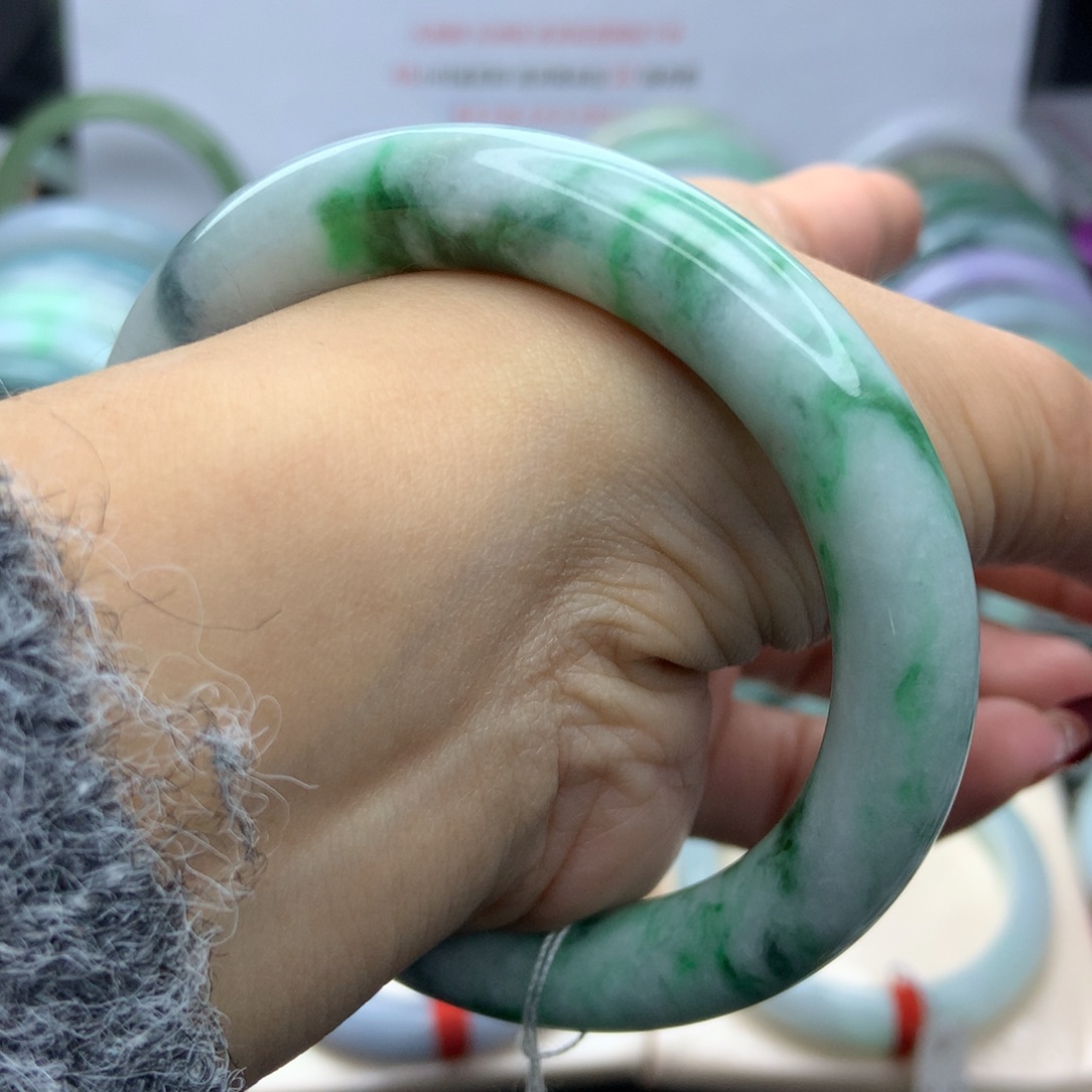 翡翠手镯未镶嵌56圈口