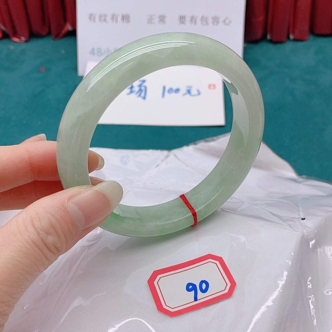 翡翠手镯未镶嵌方**贝900000000