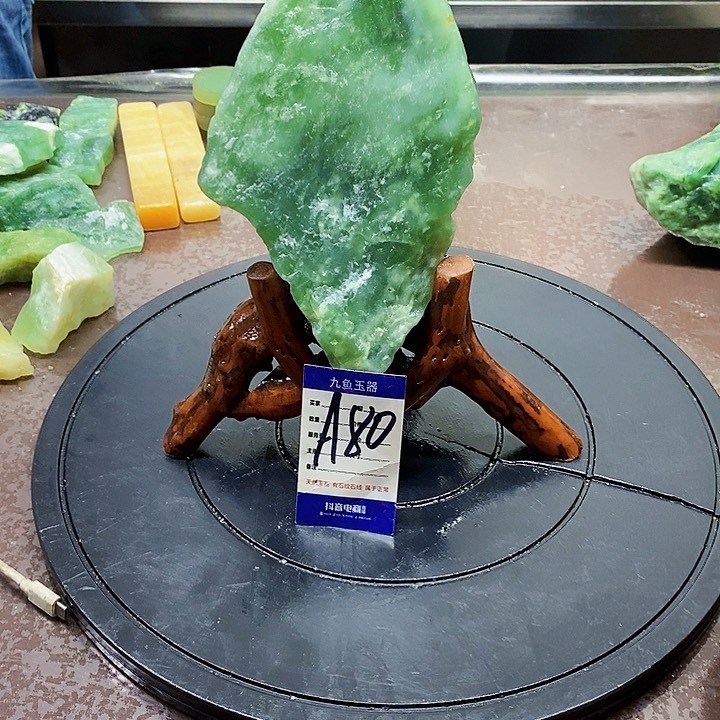 蛇纹石玉原石未镶嵌?****尽