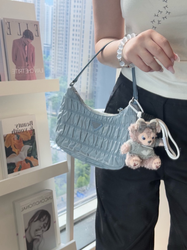 95新 Prada/普拉达 浅蓝色褶皱尼龙hobo手提包