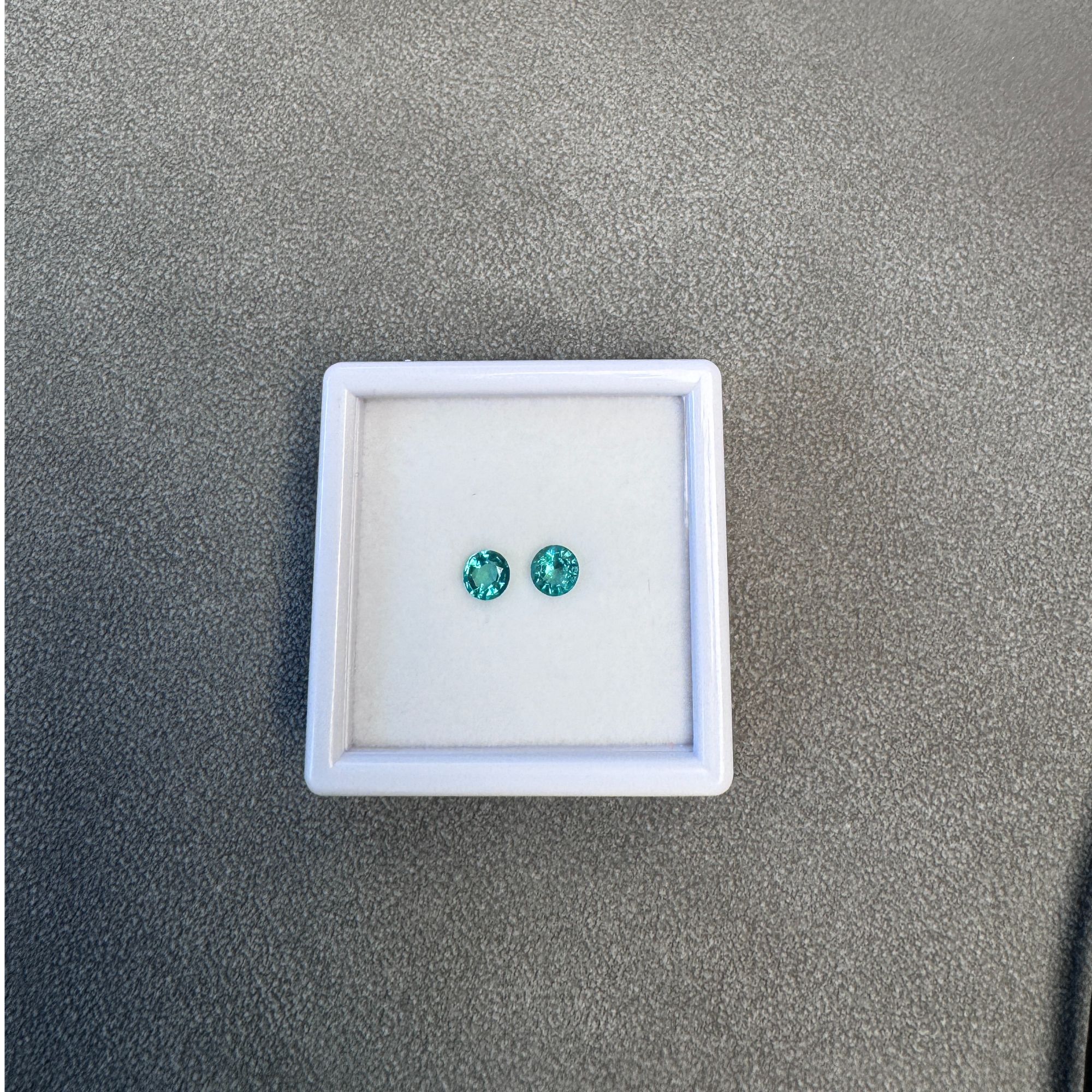 天 然 精 品 祖 母 绿裸石