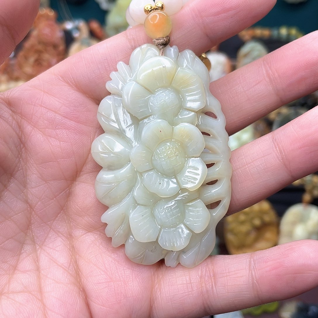 蛇纹石玉颈饰未镶嵌