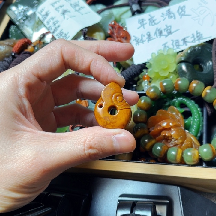 透闪石质玉颈饰未镶嵌