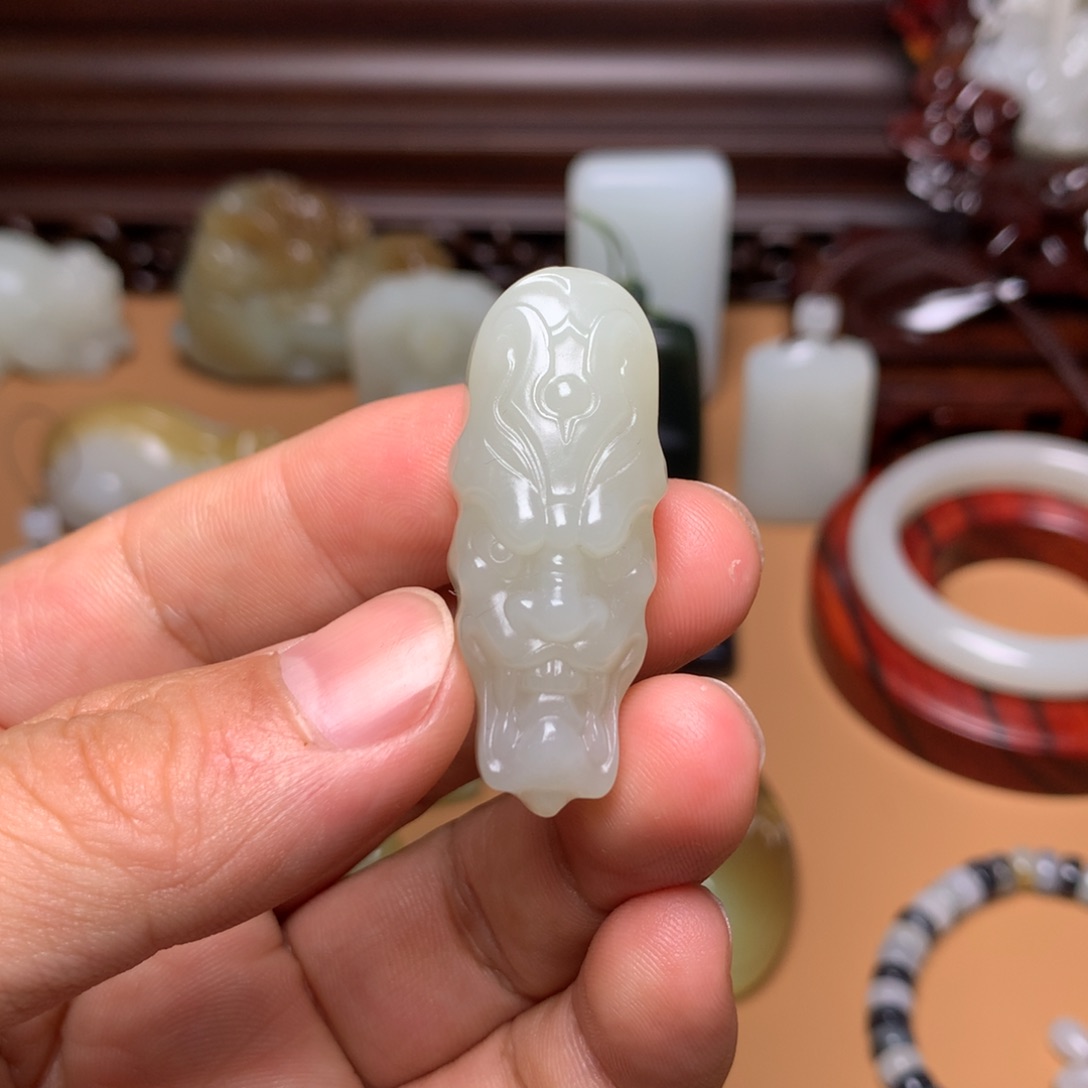 和田玉颈饰未镶嵌主****）