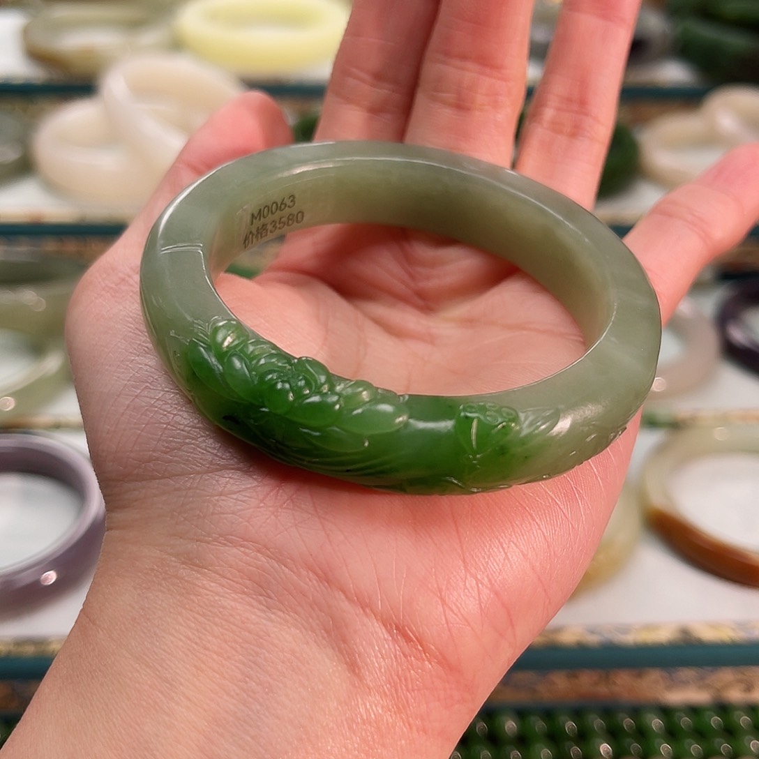 和田玉手镯未镶嵌小*?