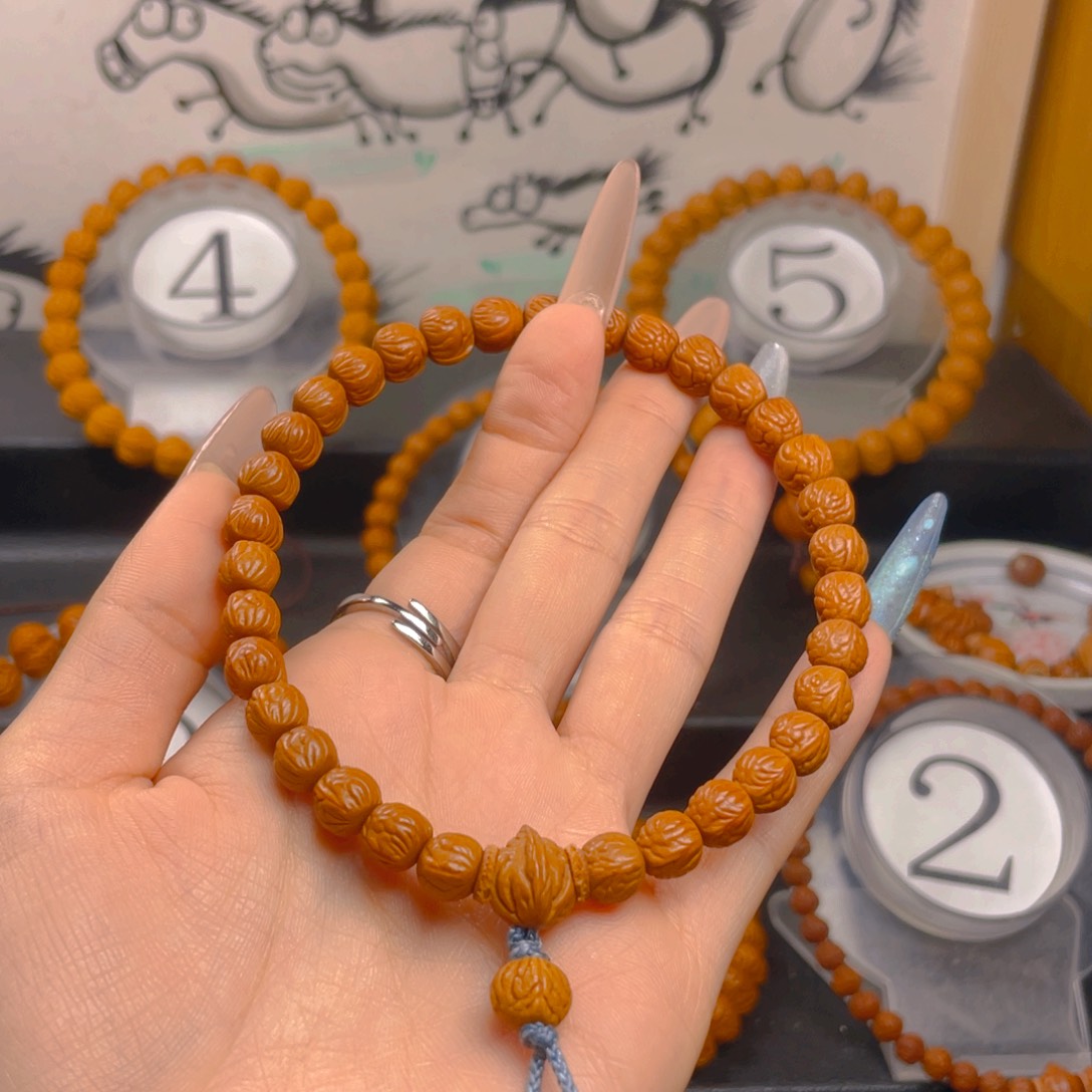 在***上吊坠桃核0.888888888888888