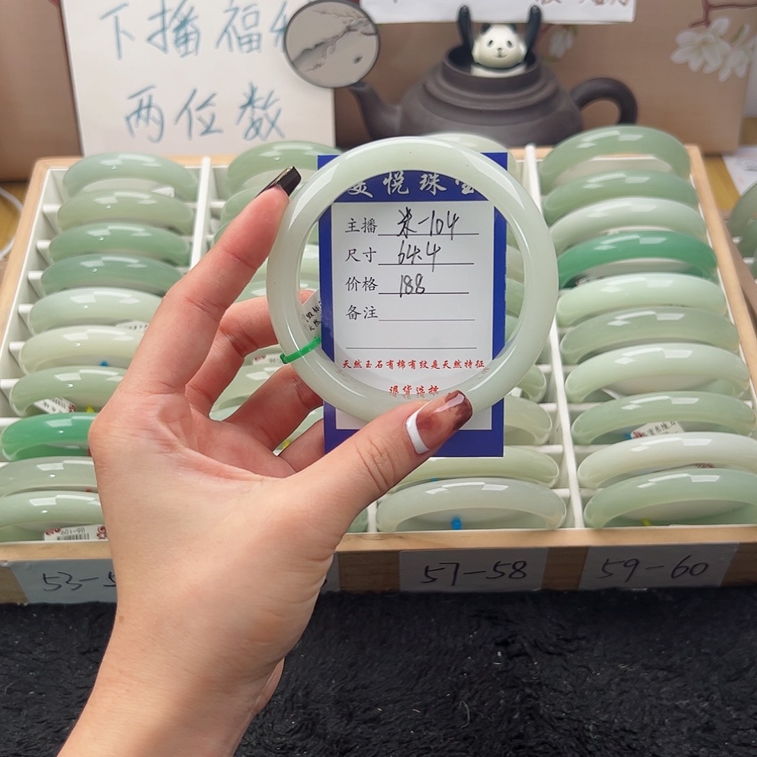 星***️石英质玉未镶嵌手镯