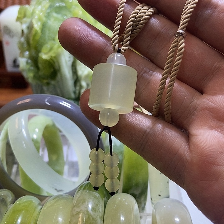未镶嵌蛇纹石玉珠宝奇石