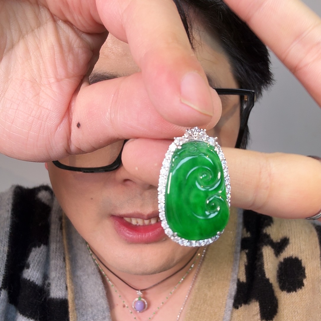 翡翠未镶嵌颈饰一件