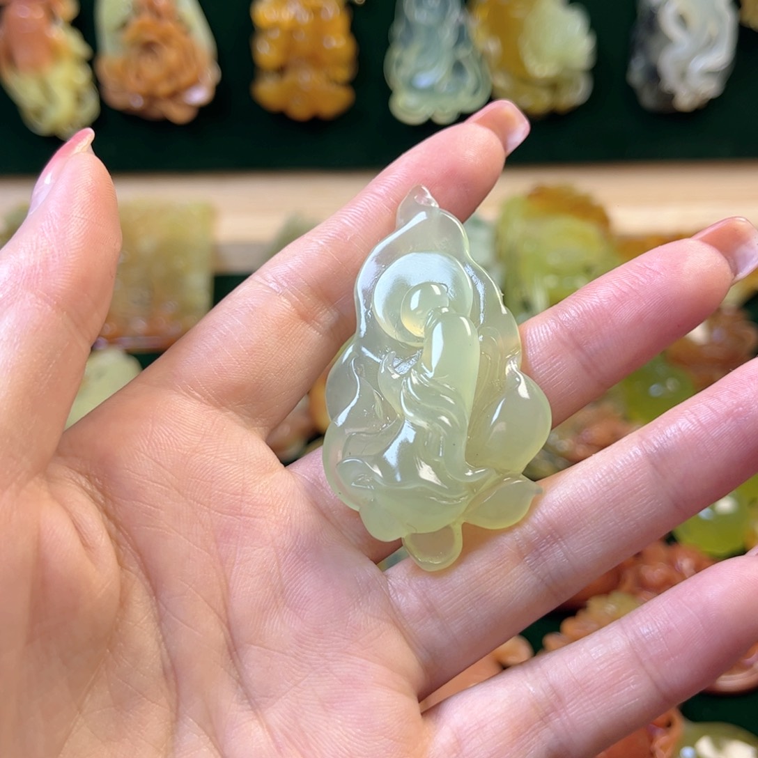 蛇纹石玉未镶嵌颈饰