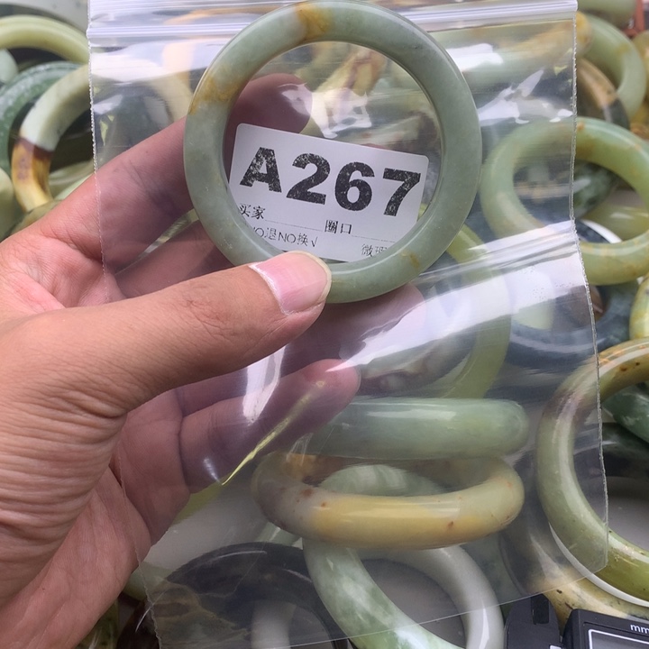 唯***豁未镶嵌蛇纹石玉手镯