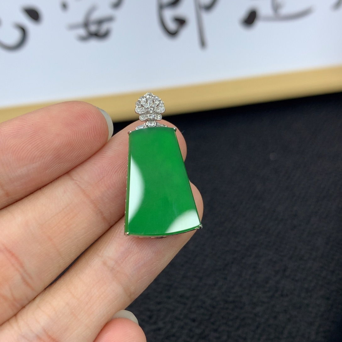 颈饰18K金镶嵌翡翠盾***李无事牌