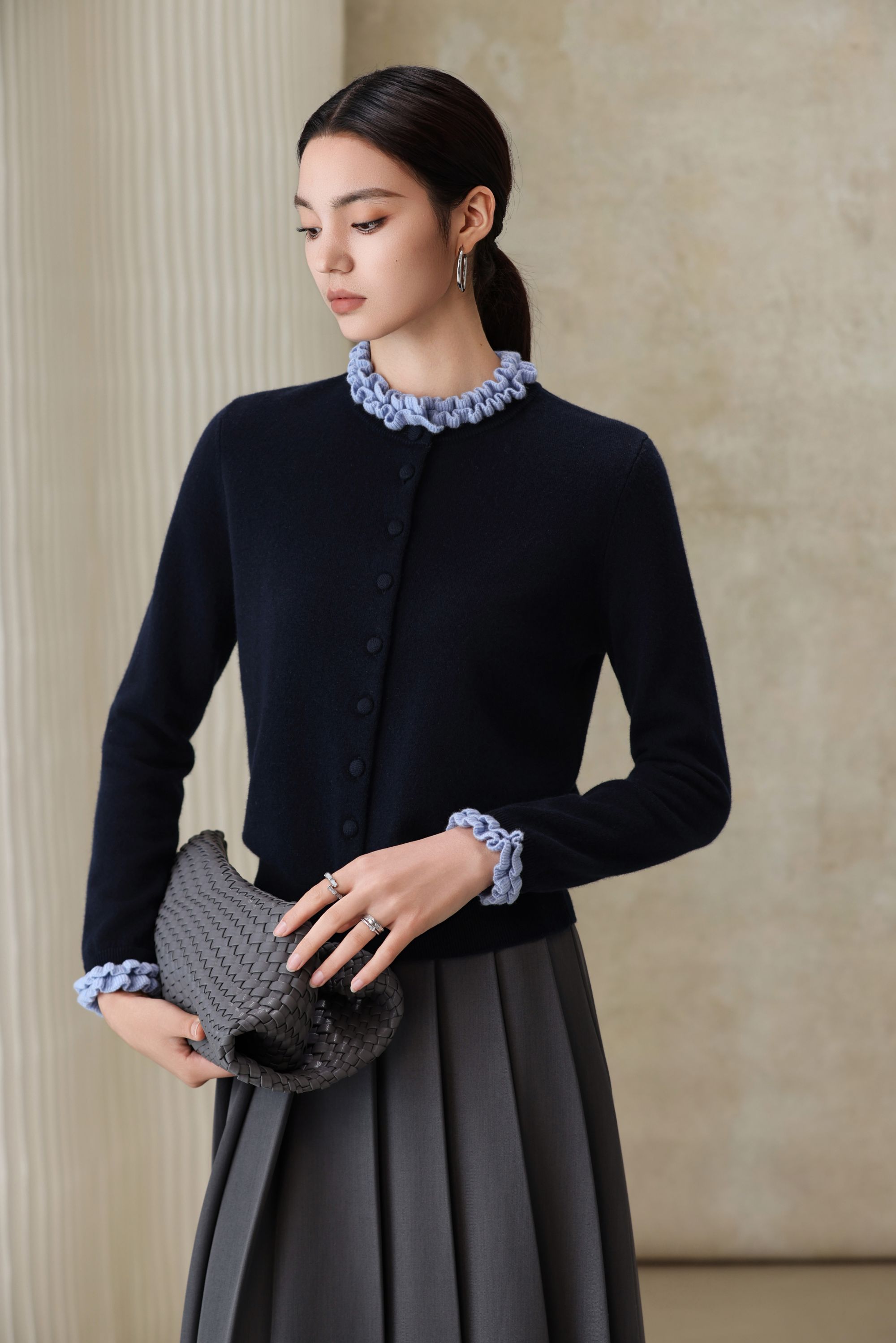 【法式浪漫】休闲风百搭木耳领包扣显瘦针织衫 8286