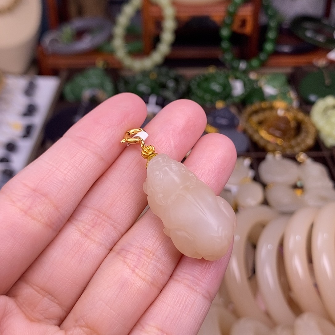 和田玉熟藕粉浓色清货价貔貅未镶嵌