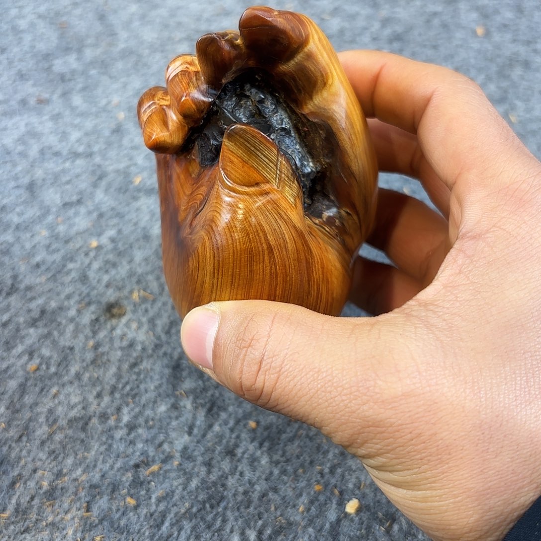 崖柏抱石把件 手握实权