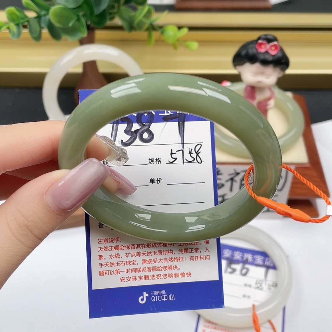 和田玉未镶嵌手镯